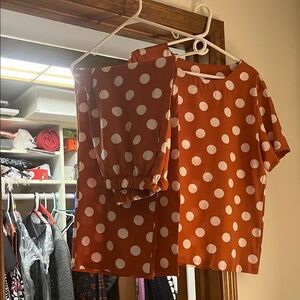 Unbranded rust and white polka dot two pc outfit. Size medium. Excellent